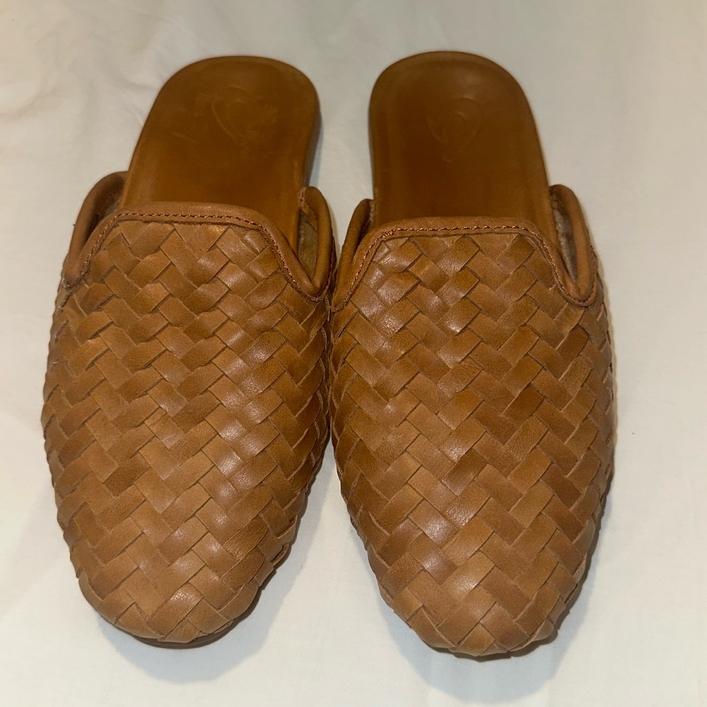 OluKai Women’s Woven Leather Mules Pristine Size 7